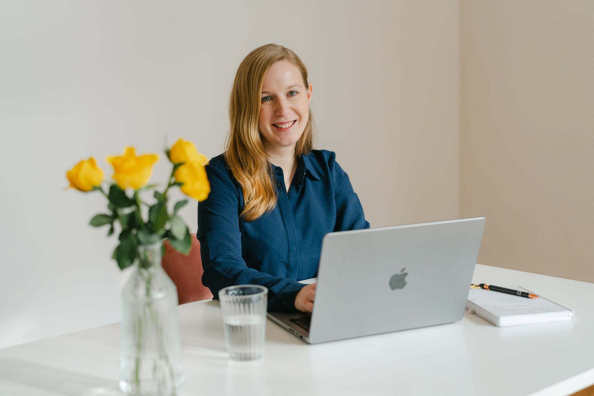 Bild von Karina Ahrer wie sie vor ihrem Laptop sitzt